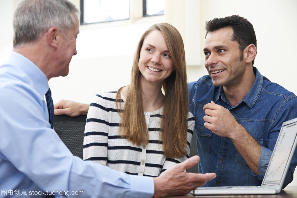 资本投资咨询 夫妇与财务顾问的办公室对话
